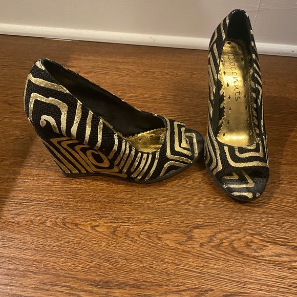 Gold and black wedges - Picture 1 of 6